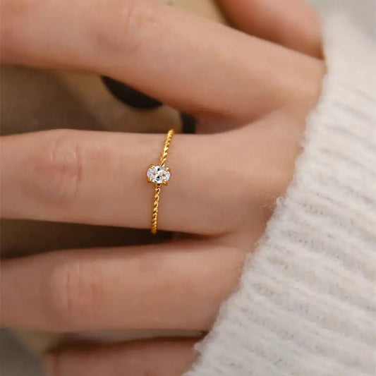 Elegant Twist Ring with Sparkling Zirconia – Gold-Plated