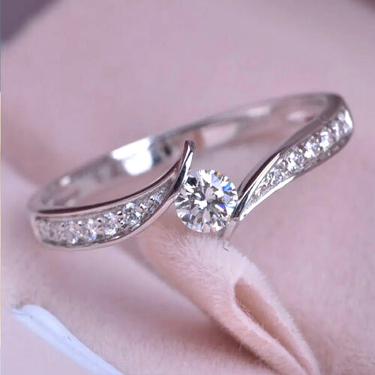 Minimalist V-Ring with Sparkling Zirconia – by ErUbox
